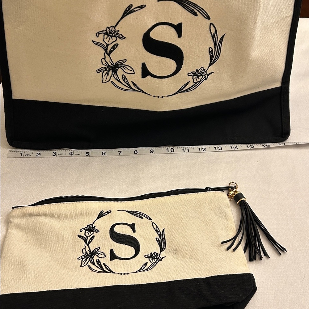 Stylish Monogrammed Tote Bag and Pouch Set
Small stain in front of the bags - Picture 5 of 9